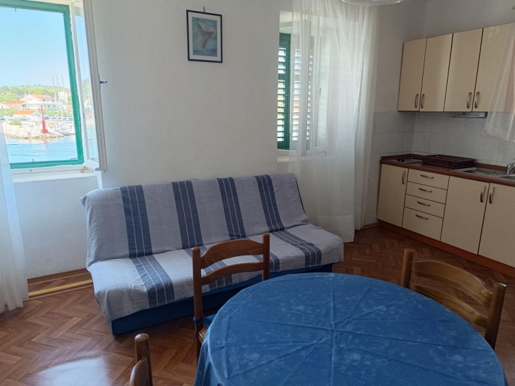 Apartment O. for two directly by the sea: