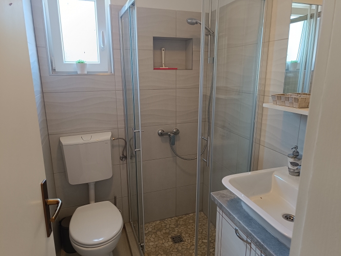 Apartment Paula at 1st floor for 2 + 2 people Island Murter, JEZERA: