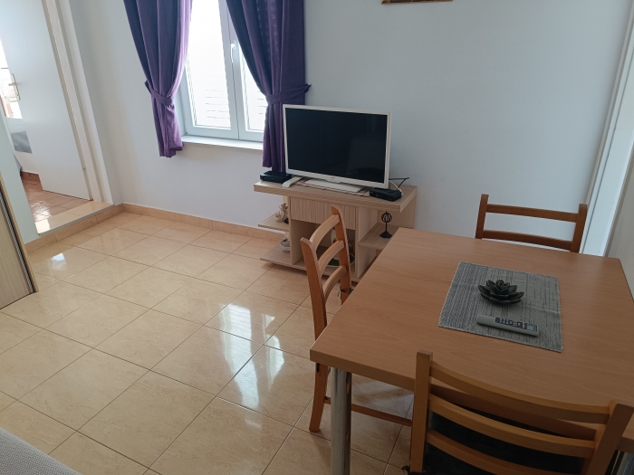 Apartment Paula at 1st floor for 2 + 2 people Island Murter, JEZERA: